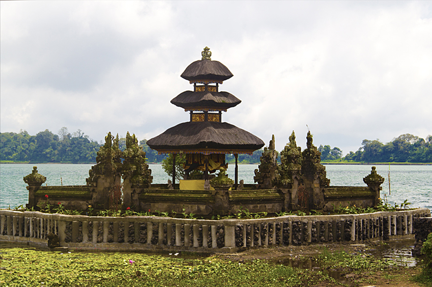 Bedugul-small-lake-shrine